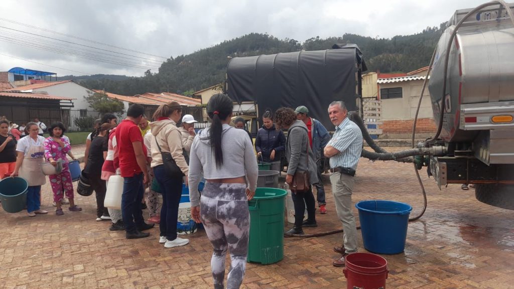Entrega de agua a barrios del norte de Sogamoso