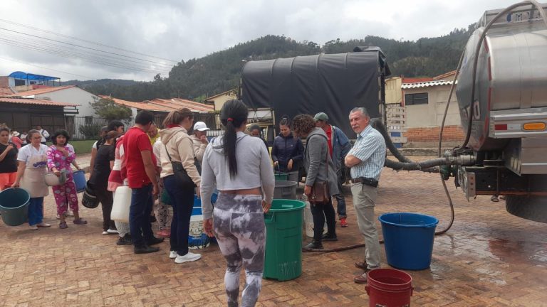 Entrega de agua a barrios del norte de Sogamoso