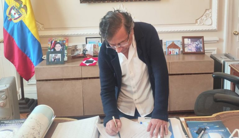 Gustavo Petro firmó la Consulta