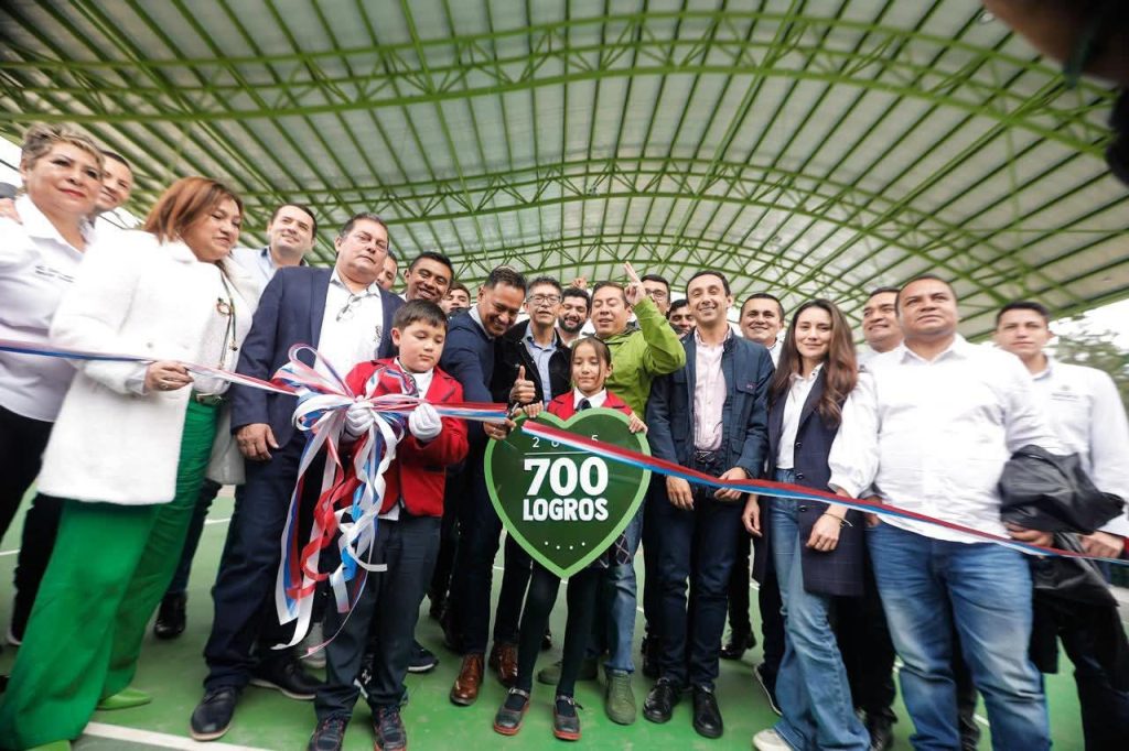 carlos Amaya entrega polideportivo