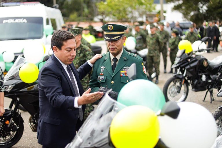 Amaya entrega equipos para seguridad