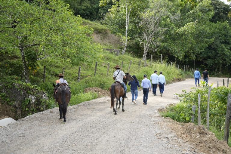 Vía rural en Aguauzl