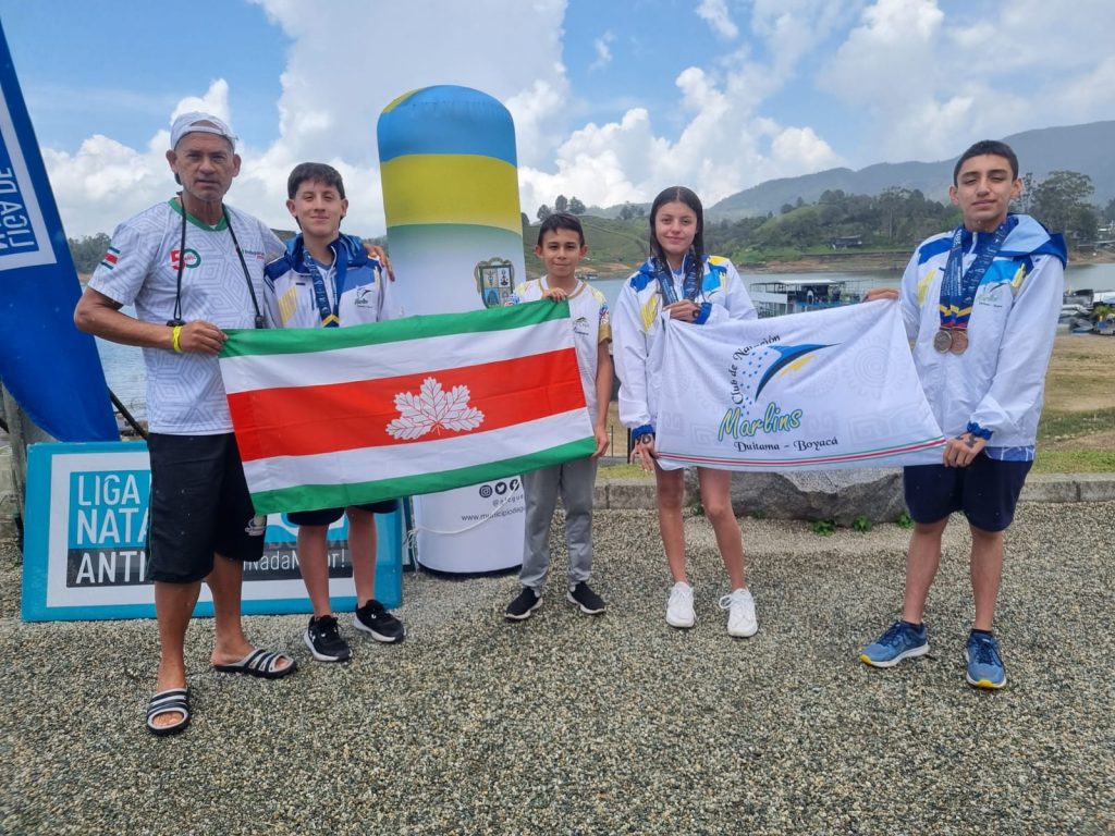 Kevin Sandoval, Erika Naranjo y José Mora, nadadores formados en la Liga de Natación de Boyacá bajo la orientación del entrenador William Arancibe,