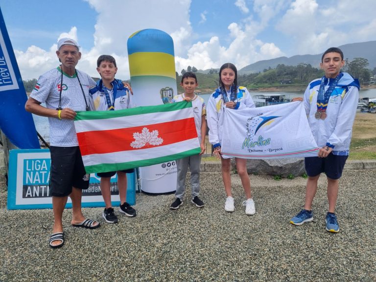 Kevin Sandoval, Erika Naranjo y José Mora, nadadores formados en la Liga de Natación de Boyacá bajo la orientación del entrenador William Arancibe,