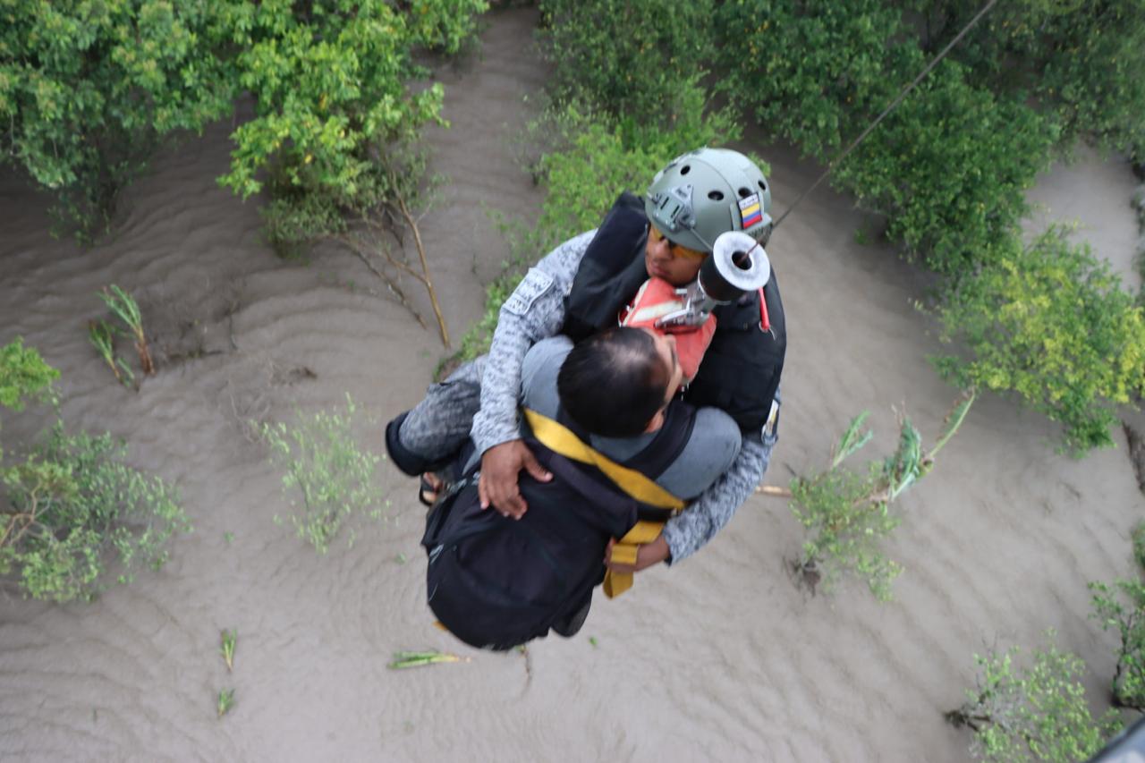 Rescatan a seis personas aisladas por creciente del río Guayuriba en Villavicencio