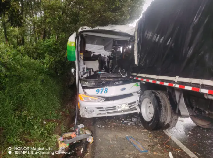 Accidente bus y caravana militar en Chocontá