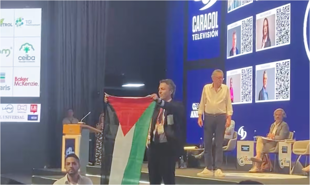 Escándalo en el Congreso de la Andi: Daniel Quintero desata caos con bandera de Palestina y lo sacan a gritos de “fuera, ladrón”