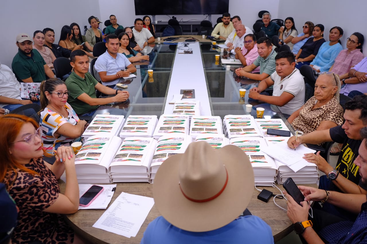Gobernador de Casanare entrega a líderes comunales diseños para 18 obras en el departamento