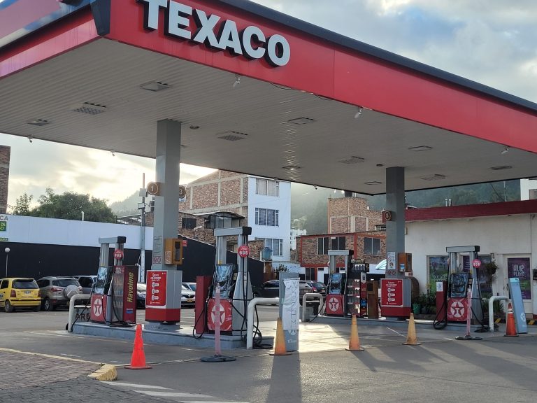 Estación de gasolina en Sogamoso. Foto Marcela Avella / Las Chivas del Llano