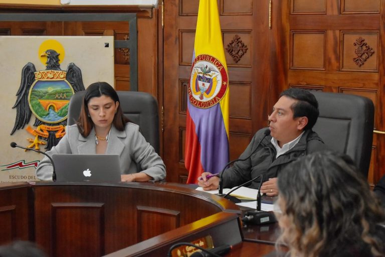 Rocío Bernal, alcaldesa de Duitama, y Carlkos Amaya gobernador de Boyacá