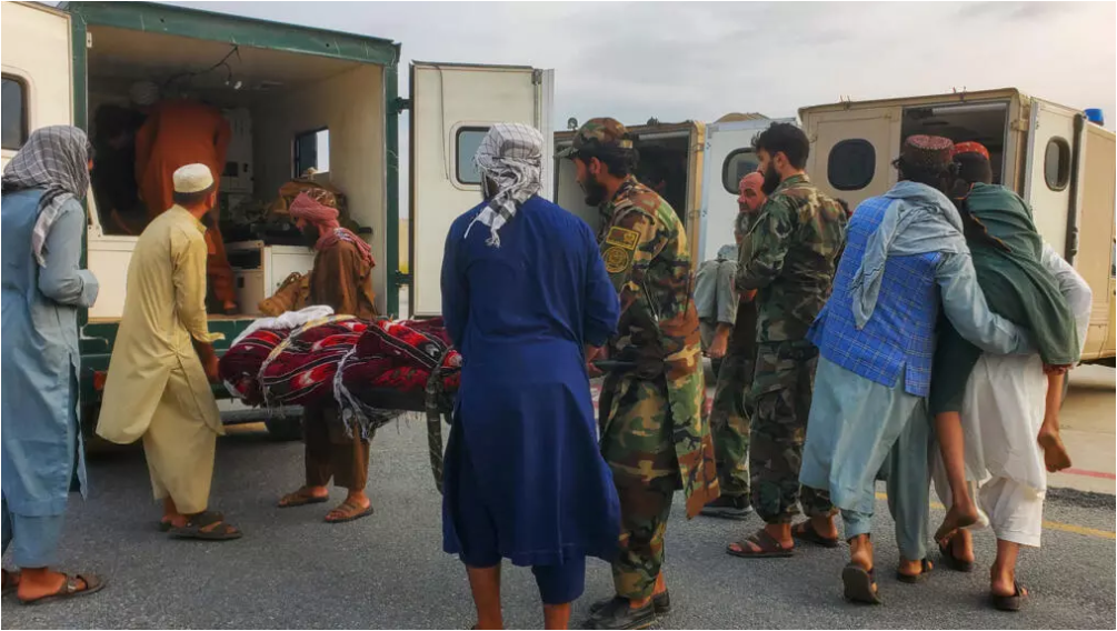 Soldados talibanes y civiles trasladan a víctimas del terremoto hacia una ambulancia en un aeropuerto de Jalalabad, Afganistán, 1 de septiembre de 2025 REUTERS - Stringer