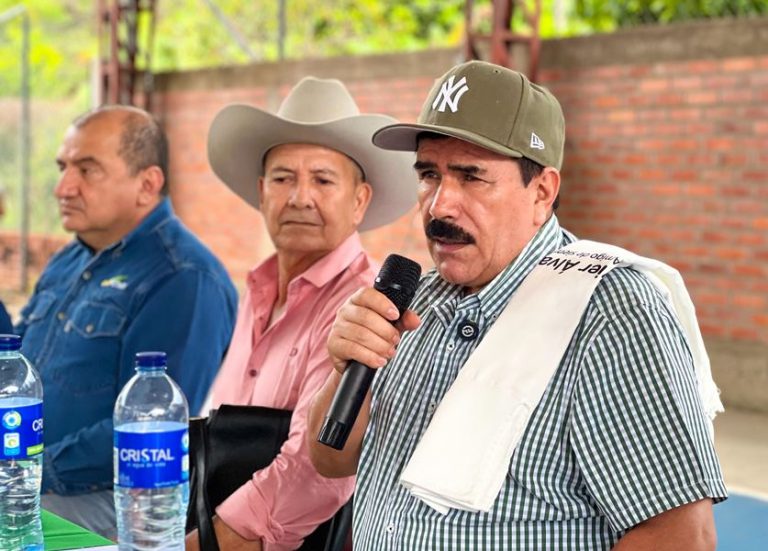 Mrco Tulio Ruiz y comunidad