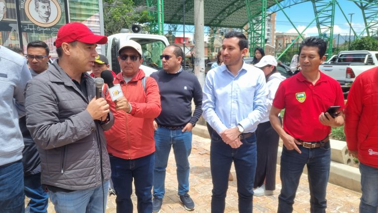 Mauricio Barón y Juntas comunales en entrega de obras. Foto Las Chivas del Llano