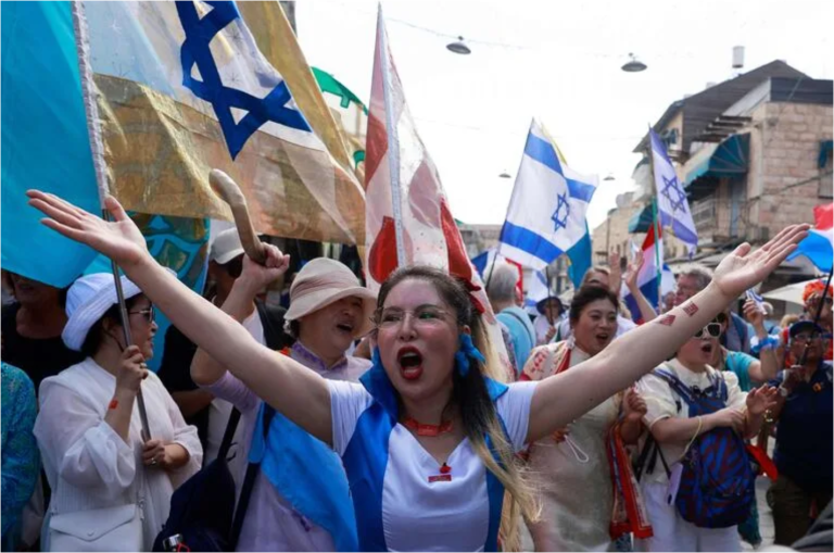 Peregrinos cristianos extranjeros y otros partidarios de un acuerdo de alto el fuego marchan por el mercado Mahane Yehuda de Jerusalén para celebrar la festividad judía de Sucot, también conocida como la Fiesta de los Tabernáculos, el 9 de octubre de 2025 - Créditos: @MENAHEM KAHANA