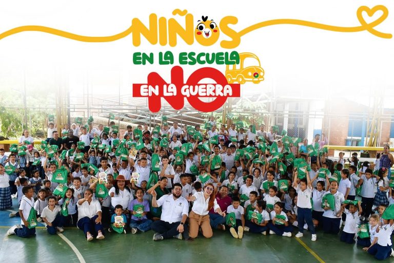 Niños en la escuela y no en la guerra