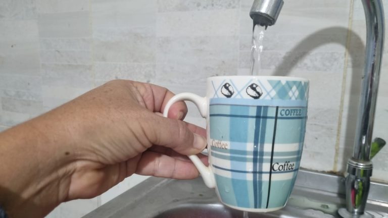 Agua recogida en pocillo o vaso