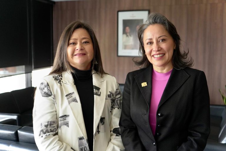 Ministra María Fernanda Rojas, y Sonia Bernal