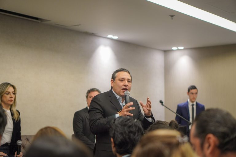 Mauricio Lizcano, precandidato presidencial