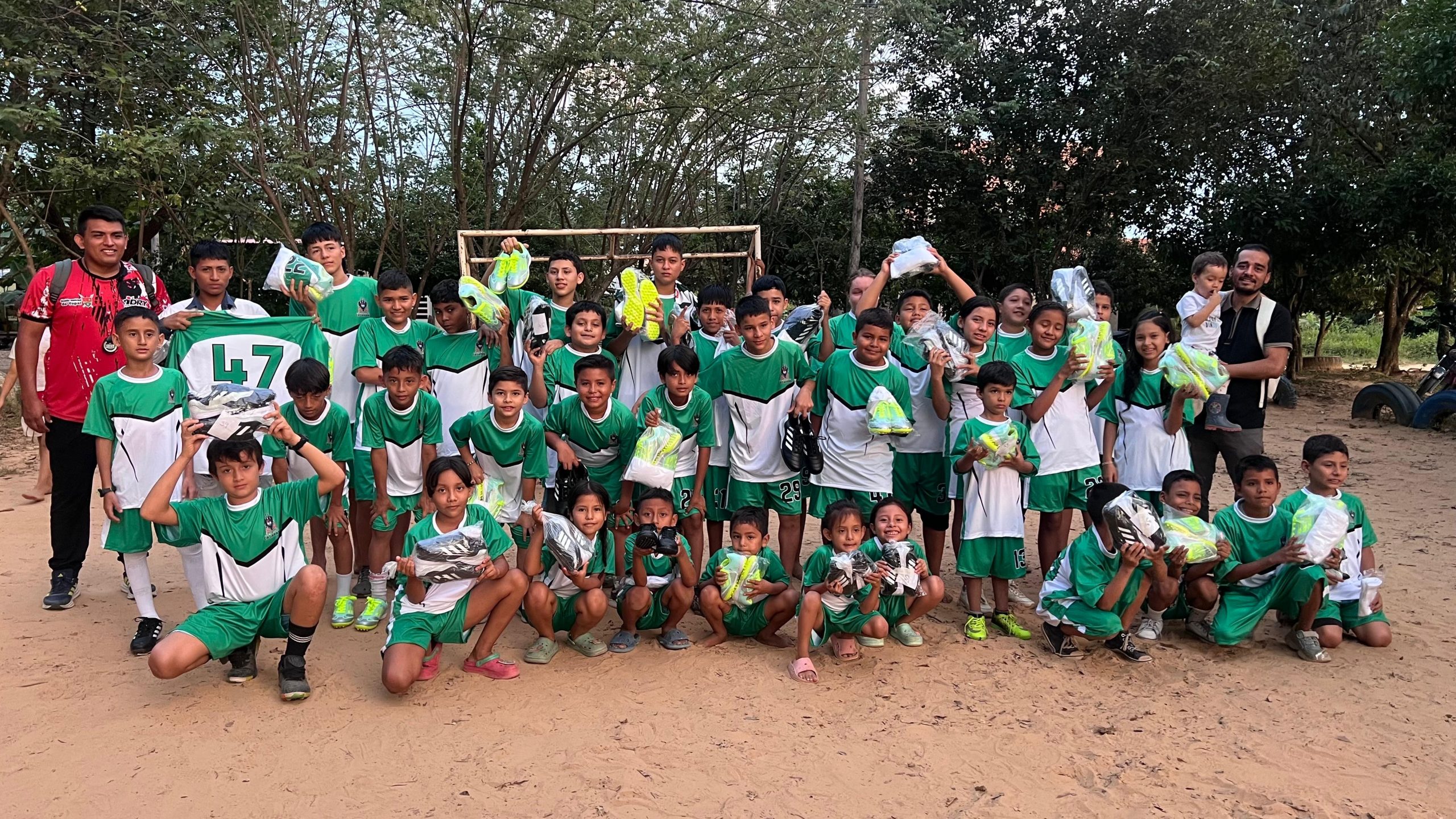Gobernación y GeoPark dotaron equipo infantil de fútbol en barrio Los Ángeles de Yopal