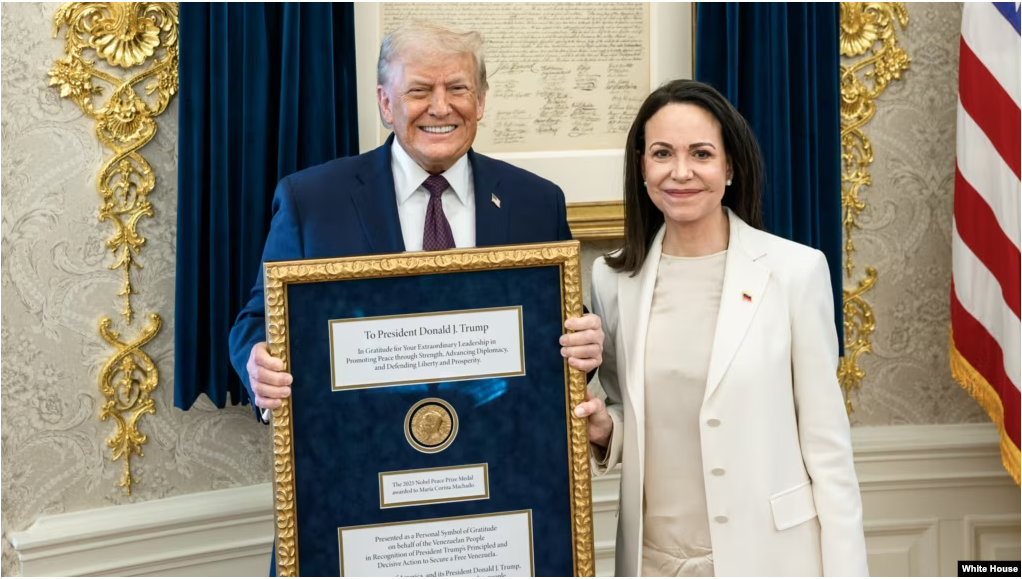 María Corina Machado entregó a Trump la medalla del Nobel de la Paz