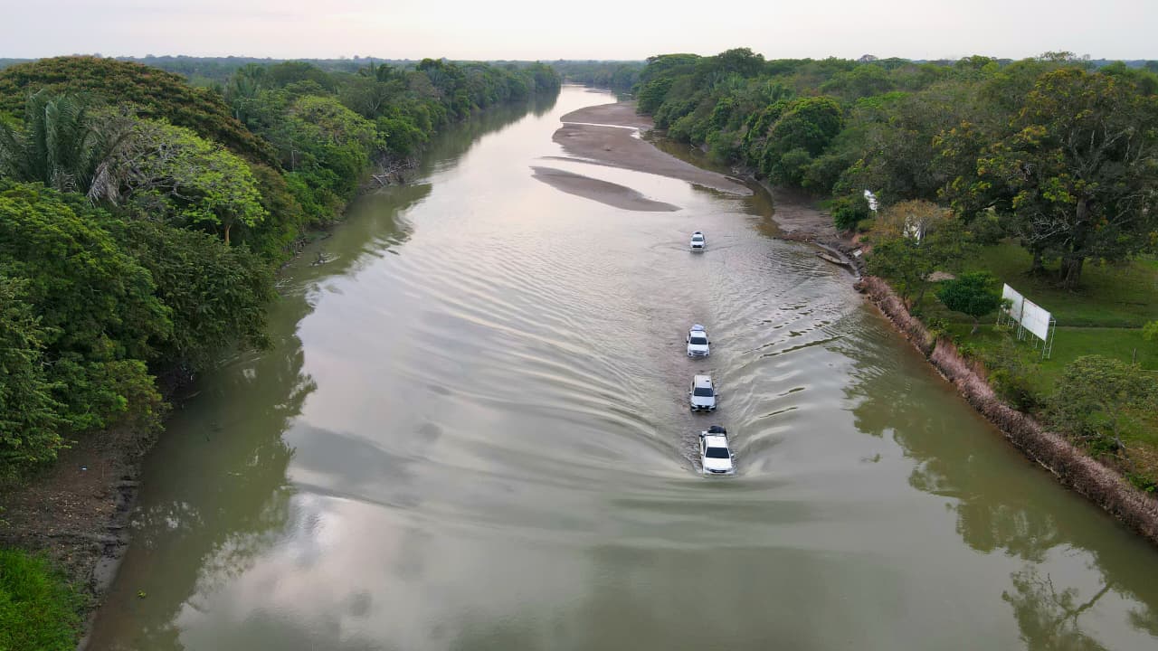 Ni el río ni la trocha frenaron la caravana humanitaria de César Ortiz Zorro en Trinidad
