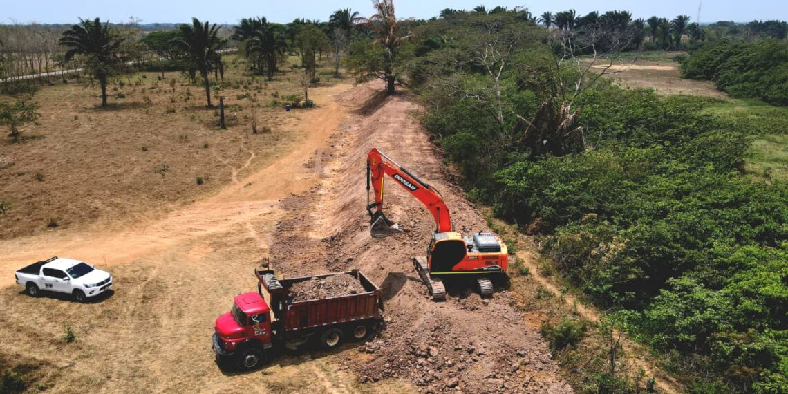 Paz de Ariporo: Refuerzan dique de 2.5 km para proteger a comunidades del río Ariporo