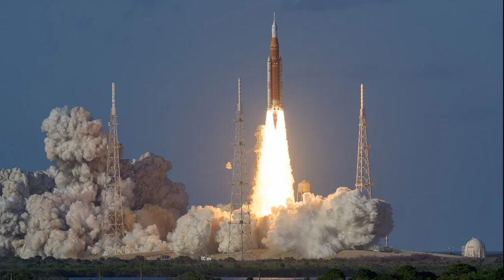 ¡Despegue! La NASA lanza astronautas en la histórica misión lunar Artemis