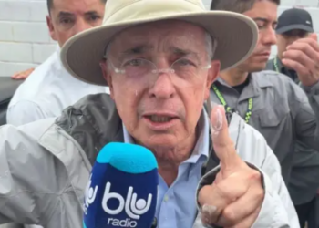 «Eres un cobarde»: Uribe a Cepeda, a quien responsabiliza por actos provocativos afuera de su casa