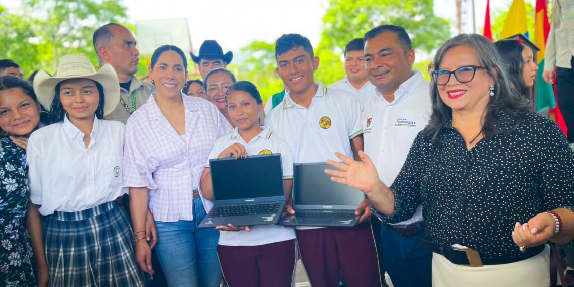 Yopal: Ministra de las TIC entregó 194 computadores a 7 colegios públicos